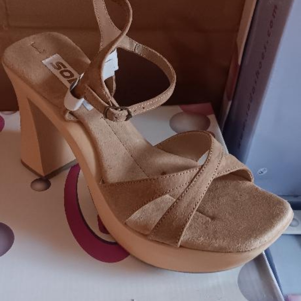 Tan heel